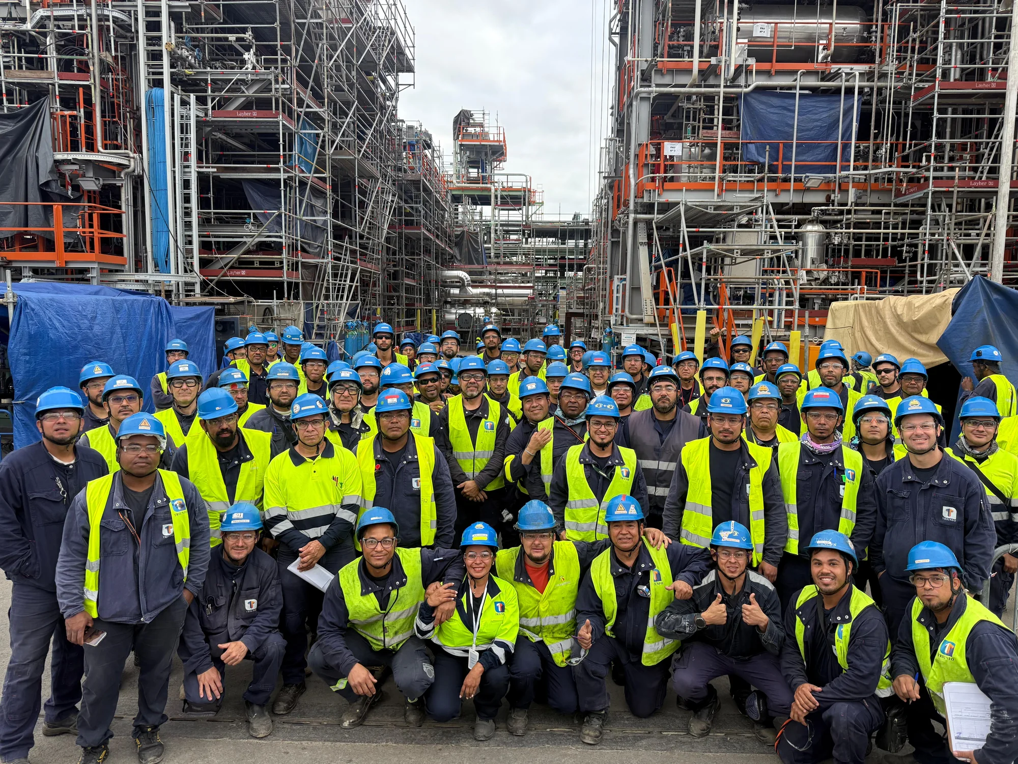 Equipo de Triunfo reunido en una instalación industrial