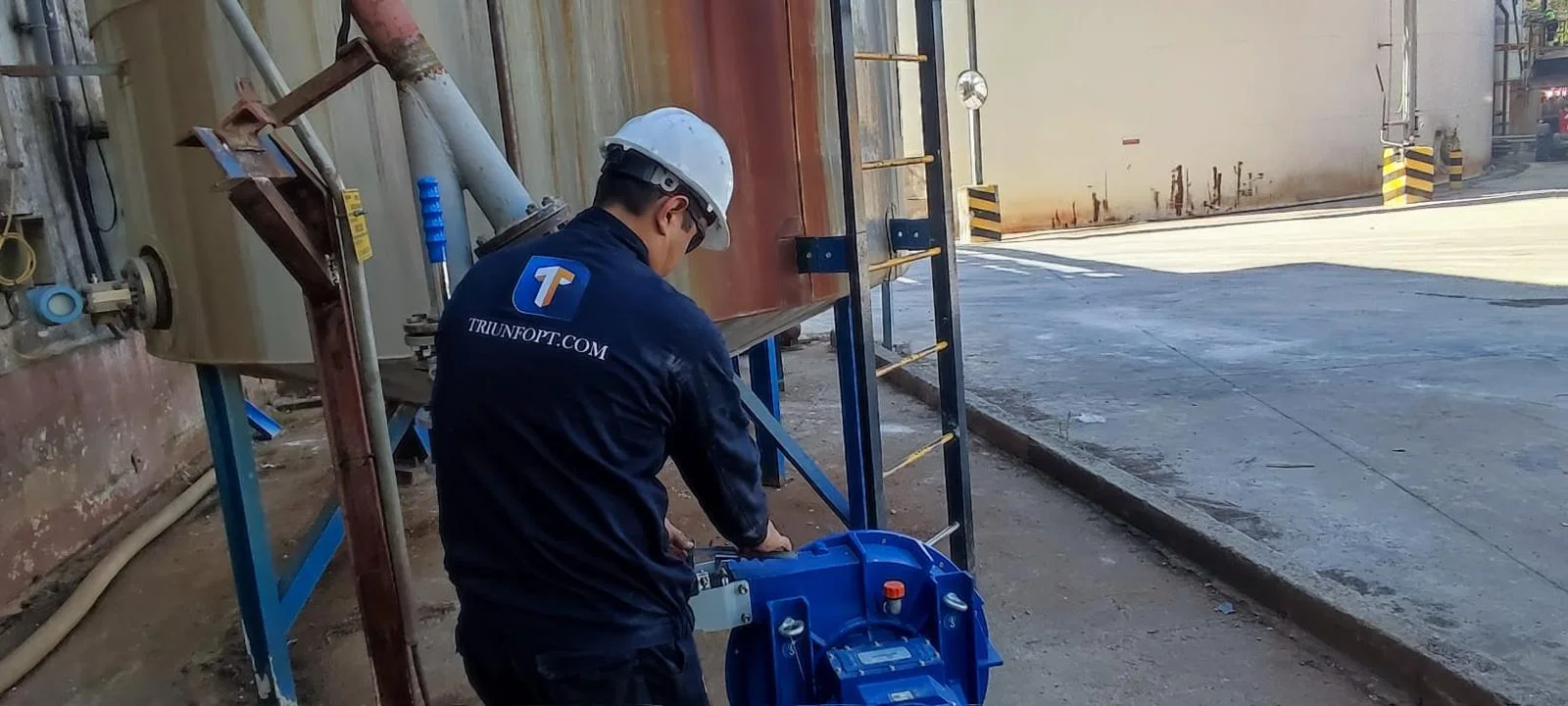 Profesional de Triunfo trabajando en un equipo industrial