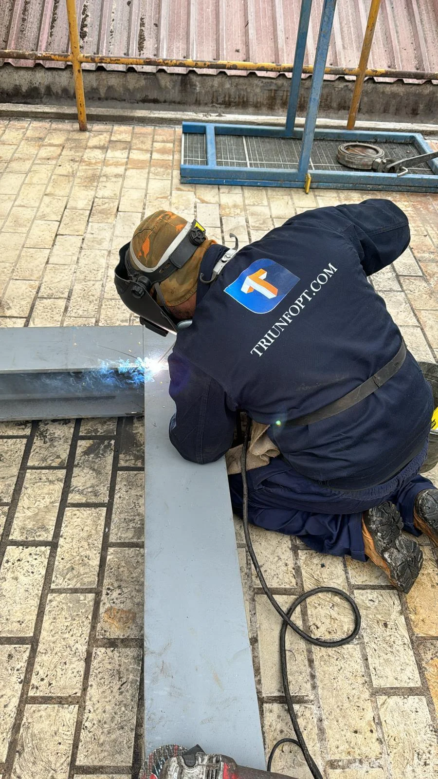Soldador de Triunfo trabajando en una pieza metálica